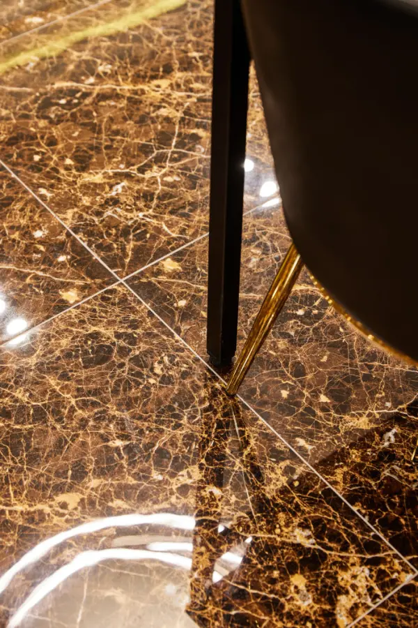 대리석과 골드 디테일이 만나는 고급 마감